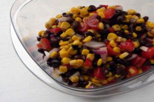 ensalada de maíz y frijoles negros #ensaladademaiz #ensaladas #recetas #almuerzos